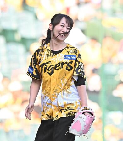 　ファーストピッチセレモニーを終え笑顔を見せる水樹奈々（撮影・西田忠信）