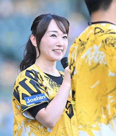 　ファーストピッチセレモニーで甲子園に登場した水樹奈々（撮影・西田忠信）