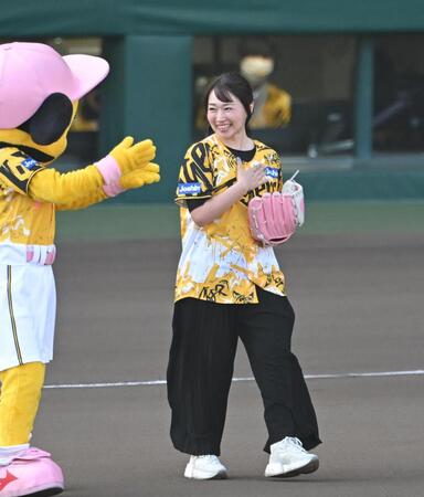 　マウンドへ向かう水樹奈々（撮影・飯室逸平）