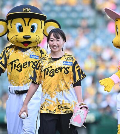 　ファーストピッチセレモニーを終え笑顔の水樹奈々（撮影・西田忠信）