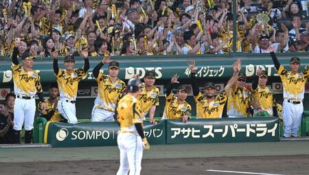 　４回、大山の同点打に沸くベンチ（撮影・飯室逸平）