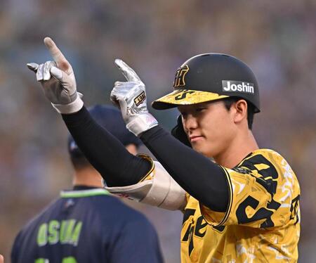 　４回、勝ち越し打を放ちポーズを決める小幡（撮影・西田忠信）