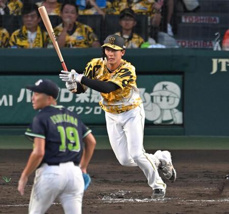 　４回、勝ち越しタイムリーを放つ小幡（撮影・飯室逸平）