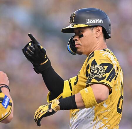 　４回、右前打を放った佐藤輝（撮影・西田忠信）