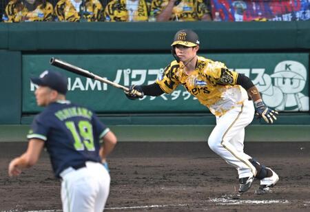 　４回、右前打を放つ中野（撮影・飯室逸平）