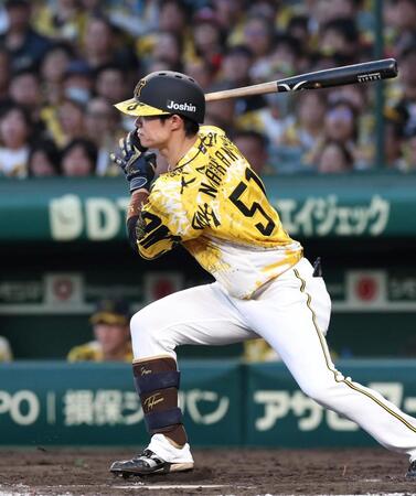 　４回、右前打を放つ中野（撮影・北村雅宏）