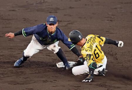 　４回、三本間での挟殺プレーの間に二塁を狙うもタッチアウトになる豊田（撮影・立川洋一郎）