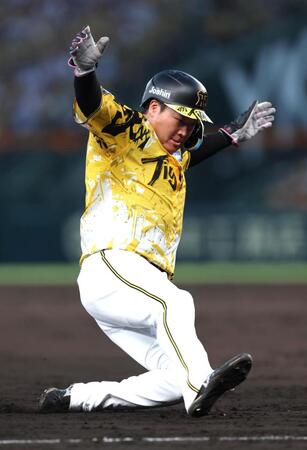 　４回、坂本の犠打で三塁へ進む二走・大山（撮影・北村雅宏）