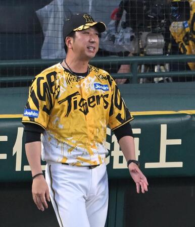 　４回終了後、選手交代を告げる藤川監督（撮影・飯室逸平）