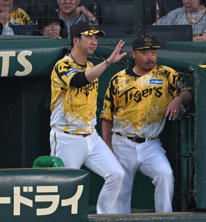 　４回終了後、選手交代のためベンチを出る藤川監督（左）＝撮影・飯室逸平