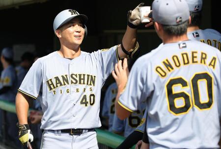 　８回、左越えに本塁打を放った井坪はベンチでナインの出迎えを受ける（撮影・坂部計介）