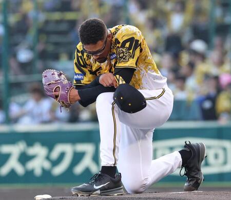 　１回、マウンドで集中するデュプランティエ（撮影・北村雅宏）