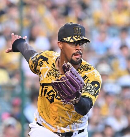 　２回、伊藤の打球にグラブを出すデュプランティエ（撮影・西田忠信）