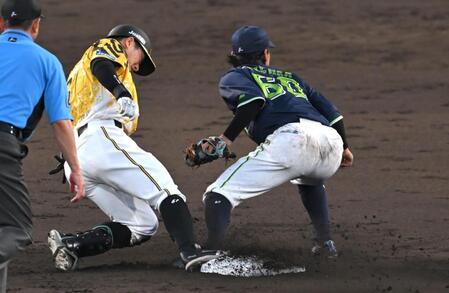 　４回、二塁でアウトになる豊田（撮影・飯室逸平）