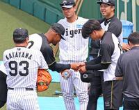 　１軍に合流しデュプランティエ（左）と握手を交わす高橋（撮影・立川洋一郎）