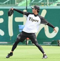 　１軍に合流し、キャッチボールする高橋（撮影・西田忠信）