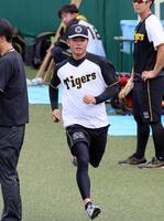 　走り込んで汗を流す高橋（撮影・立川洋一郎）