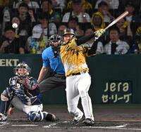 　４回、中前に適時打を放つ大山（撮影・飯室逸平）