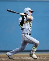 　９回、中前打を放つ木浪