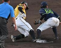 　４回、二塁でアウトになる豊田（撮影・飯室逸平）