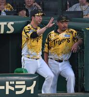 　４回終了後、選手交代のためベンチを出る藤川監督（左）＝撮影・飯室逸平