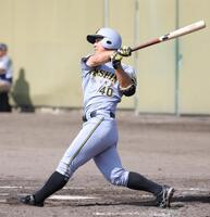 　８回、井坪は左越えに本塁打を放つ（撮影・坂部計介）