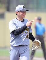 　５回を投げ終え、笑顔でベンチに戻る西勇（撮影・坂部計介）