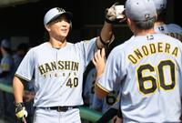 　８回、左越えに本塁打を放った井坪はベンチでナインの出迎えを受ける（撮影・坂部計介）