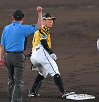 　４回、二塁でアウトになる豊田（撮影・飯室逸平）