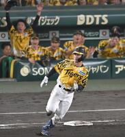 　８回、適時三塁打を放ち激走する坂本（撮影・飯室逸平）