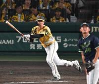 　８回、適時二塁打を放つ小幡（撮影・飯室逸平）