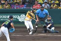 　４回、右前打を放つ中野（撮影・飯室逸平）