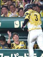 　８回、小幡の適時二塁打で生還した大山（３）を迎える藤川監督（撮影・北村雅宏）