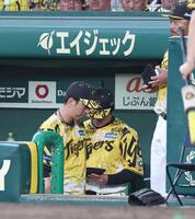 　４回を終え、豊田の交代を告げた藤川監督（左）はベンチ奥へ向かう（撮影・北村雅宏）