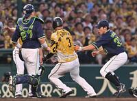 　４回、豊田の遊撃への打球で三本間に挟まれタッチアウトになる大山（中央）＝撮影・西田忠信