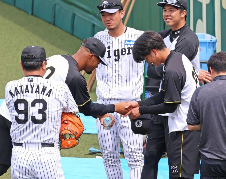 　１軍に合流しデュプランティエ（左）と握手を交わす高橋（撮影・立川洋一郎）