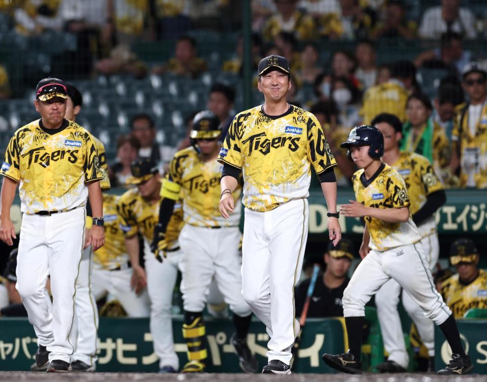 　連勝がストップしたものの、笑みを見せながらあいさつに向かう藤川監督（中央）＝撮影・北村雅宏