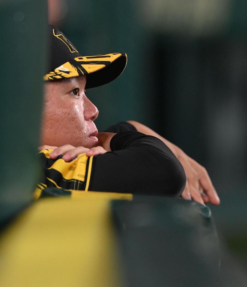 　９回、ベンチから試合を見つめる村上（撮影・西田忠信）