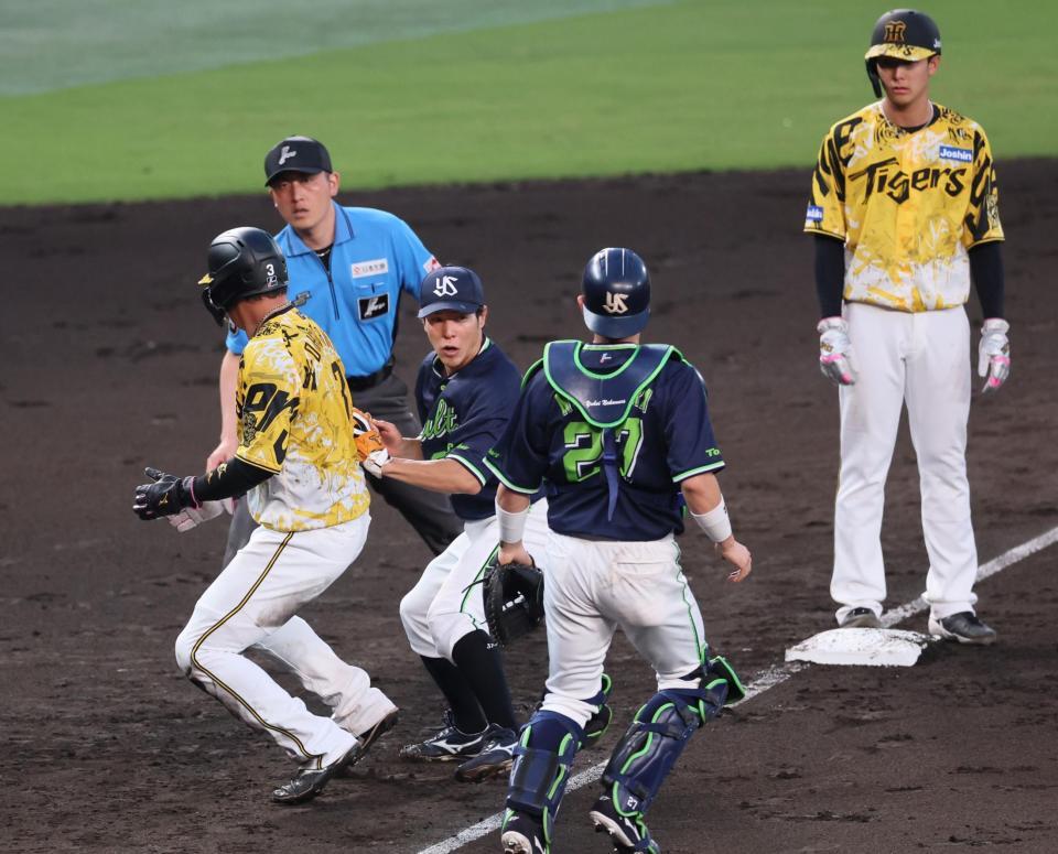 　４回、豊田の遊ゴロで飛び出しタッチアウトになる三走・大山（左端）。右端は進塁した小幡（撮影・立川洋一郎）