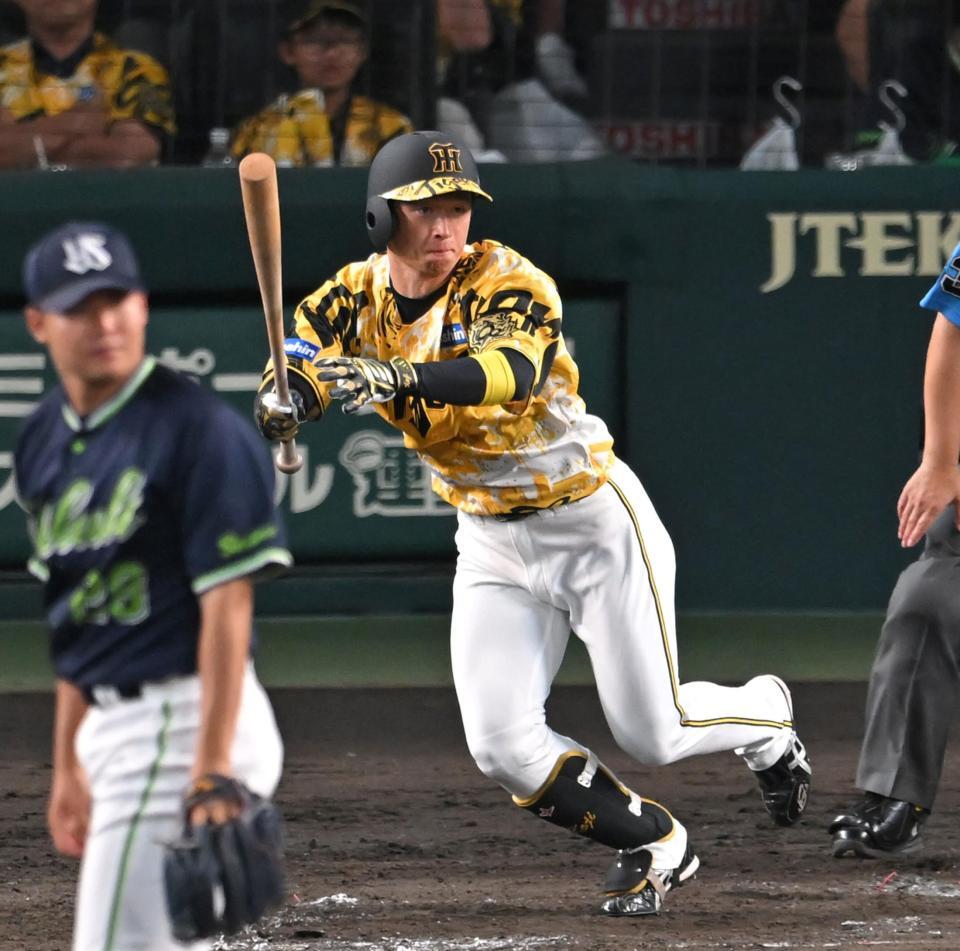 　５回、左前打を放つ近本（撮影・飯室逸平）