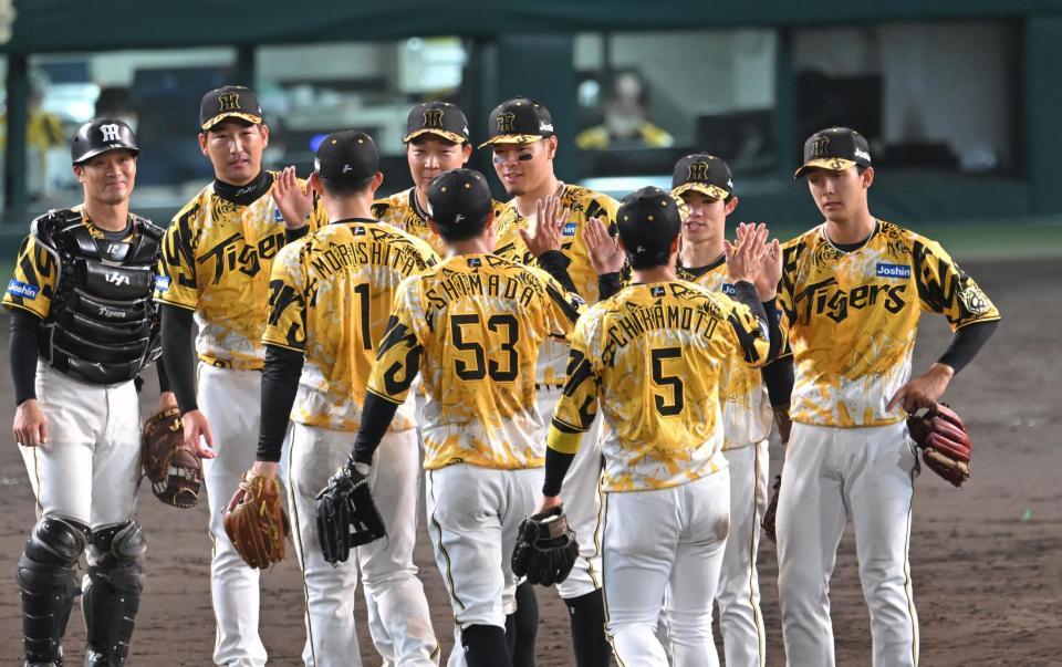 　勝利に沸く阪神ナイン（撮影・飯室逸平）