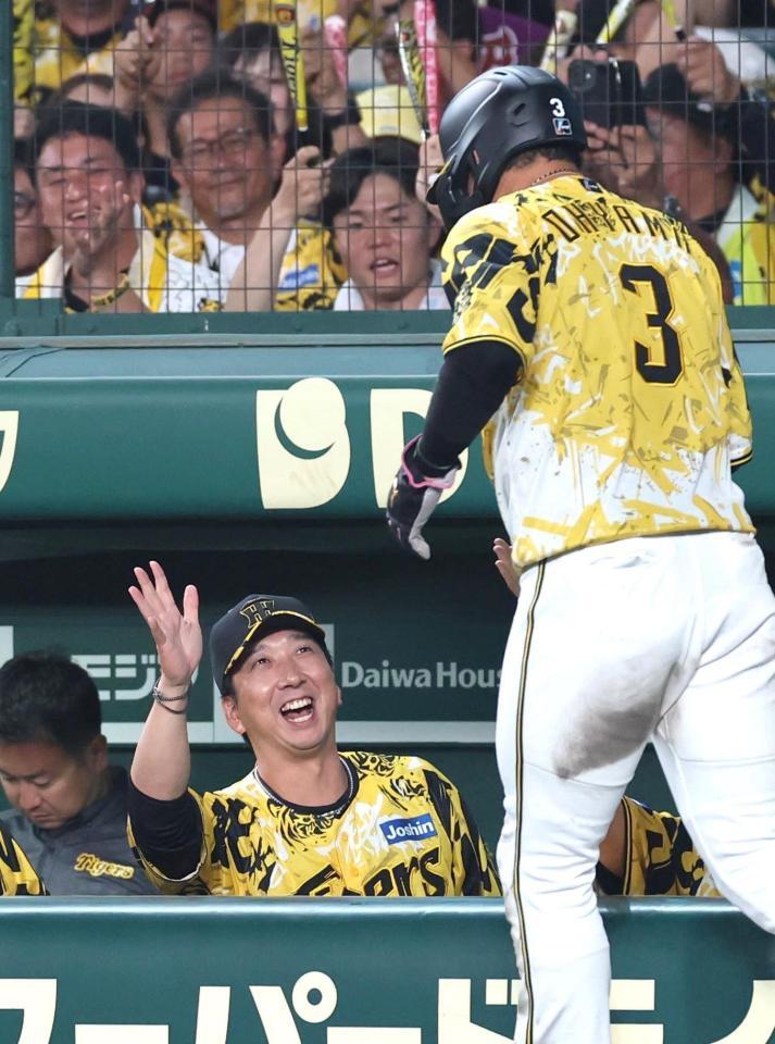 　８回、小幡の適時二塁打で生還した大山（３）を迎える藤川監督（撮影・北村雅宏）