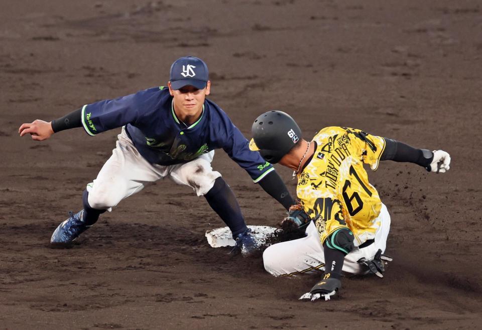 　４回、三本間での挟殺プレーの間に二塁を狙うもタッチアウトになる豊田（撮影・立川洋一郎）