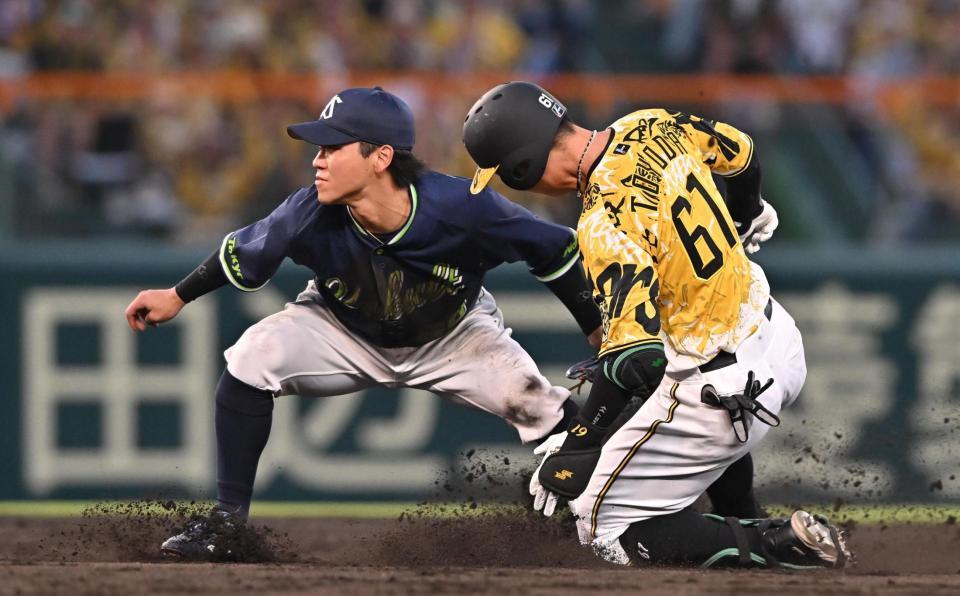 　４回、遊撃への打球で二塁を狙うもタッチアウトになる豊田（右）＝撮影・西田忠信