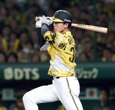 　８回、適時二塁打を放つ小幡（撮影・北村雅宏）