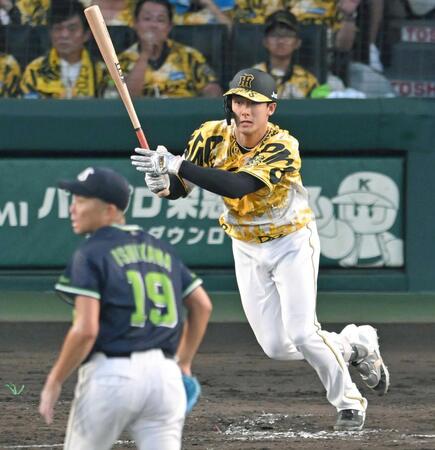 　４回、勝ち越し打を放つ小幡（撮影・飯室逸平）