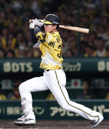 　８回、適時二塁打を放つ小幡（撮影・北村雅宏）