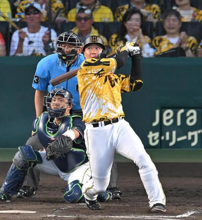 　４回、同点タイムリーを放つ大山（撮影・飯室逸平）