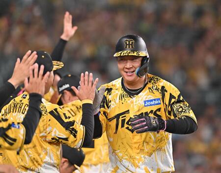 　８回、小幡の適時二塁打で生還し、笑顔を見せる大山（撮影・西田忠信）