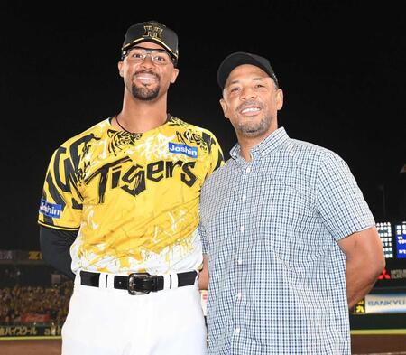 　試合後に父と記念撮影するデュプランティエ（撮影・西田忠信）